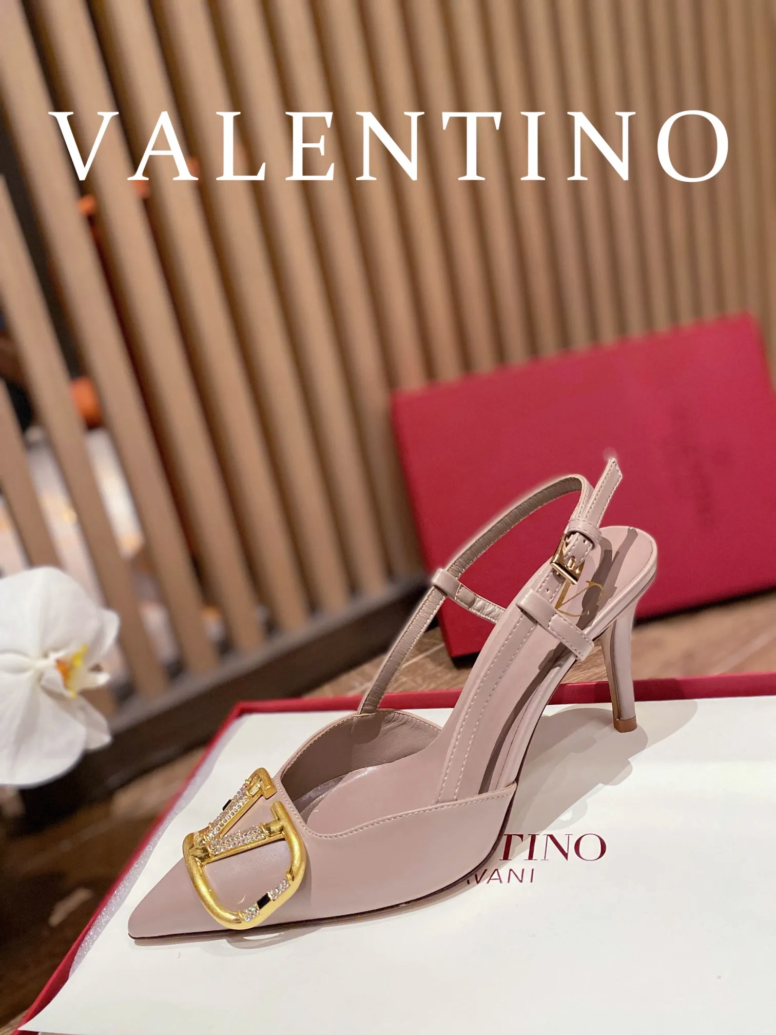 👟👟Ex-factory price 520👟👟 𝑉𝐴𝐿𝐸𝑁𝑇𝐼𝑁𝑂 Valentino ♡ The latest series of the counter 💯The new season of Valentino replaces the usual rivet elements with the initial V bronze (dotted buckle) buckle, simplifying the complexity Make the design more refined and durable. No matter your age, it can easily fit on your feet and make your feet look slimmer! The new season lives up to expectations! Worth buying ★Imported cowhide is absolutely high-grade ❥Original method is absolutely sensual ❥Elegant style creates a different feeling🙈 Simple temperament style!  ♡ show bdetails ———————————— ⊿▸: Size｜35-40 (customized at 34.40.41.42) ⊿▸: Material｜Imported cowhide ⊿▸: Material｜Exclusive molded rhinestone buckle ⊿▸: Material | Padded sheepskin ⊿▸: Material |Italian 🇮🇹 genuine leather outsole (the original 1:1 method has a wood grain shape) ⊿▸: Heel height｜8cm